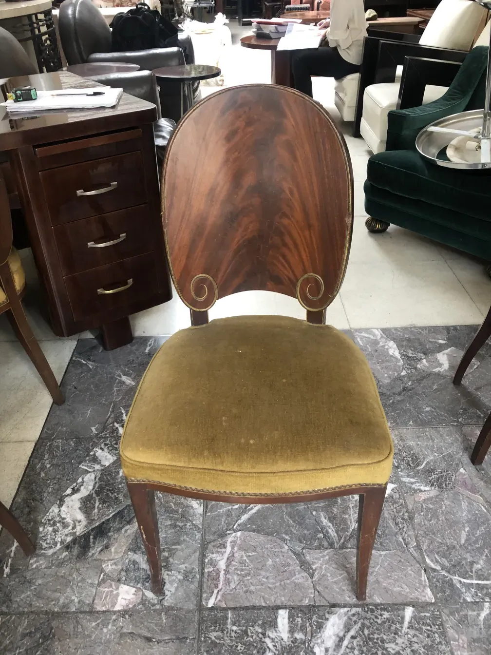 Vista frontale di 12 sedie antiche di Jansen in un ambiente classico.