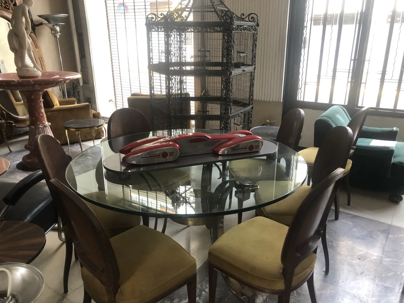 12 cadeiras antigas com estofamento em um ambiente elegante e vintage