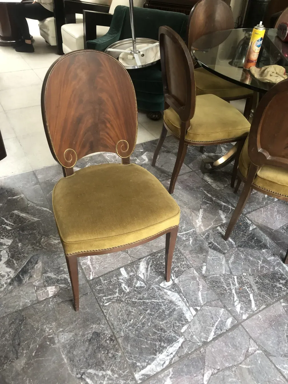 12 chaises anciennes jansen avec dossier unique et assise rembourrée dans un cadre élégant.