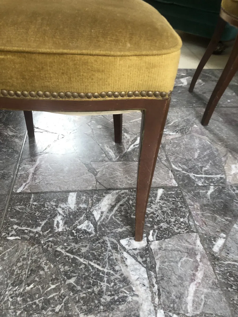 Vista di una sedia antica Jansen con rivestimento giallo in un ambiente elegante.