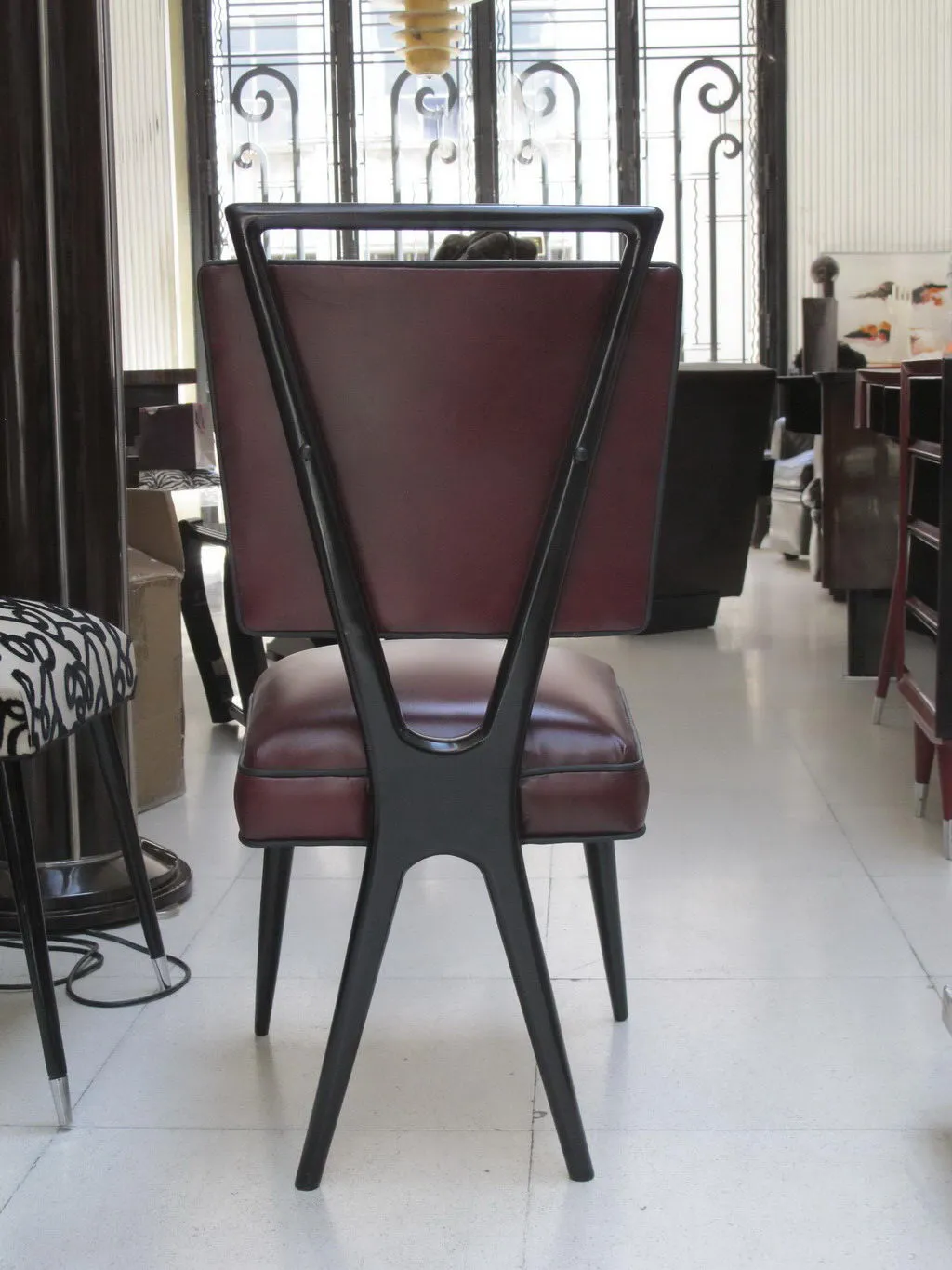 पुरानी कुर्सियों की पिछला दृश्य, भूरे रंग के तकियों के साथ