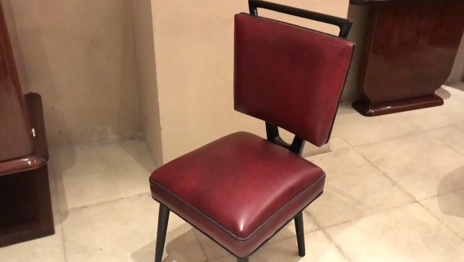 Chaises anciennes au design classique dans un cadre simple