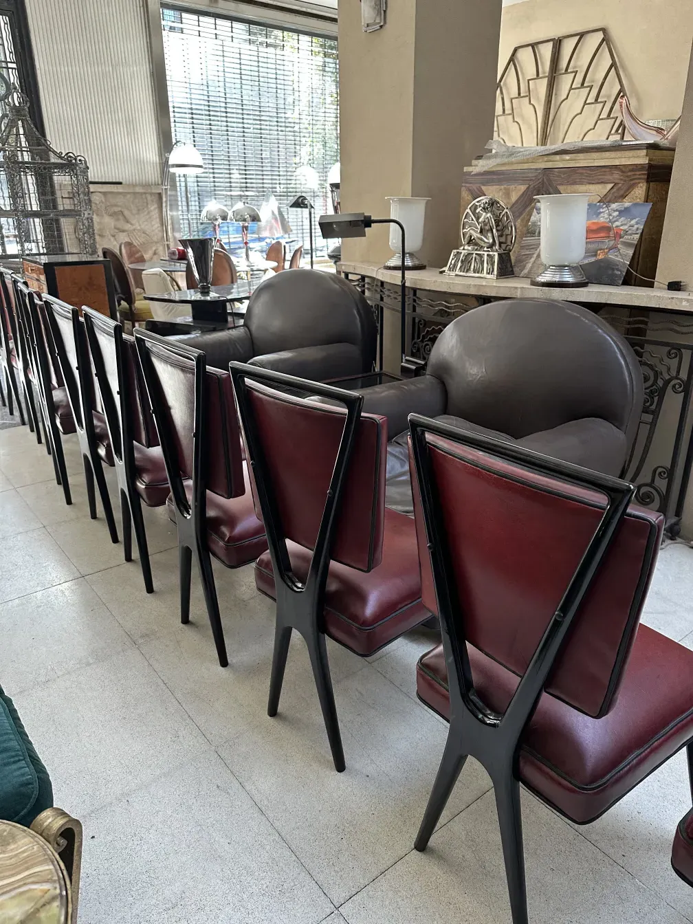 Rangée de 12 chaises anciennes avec des détails dans l'environnement