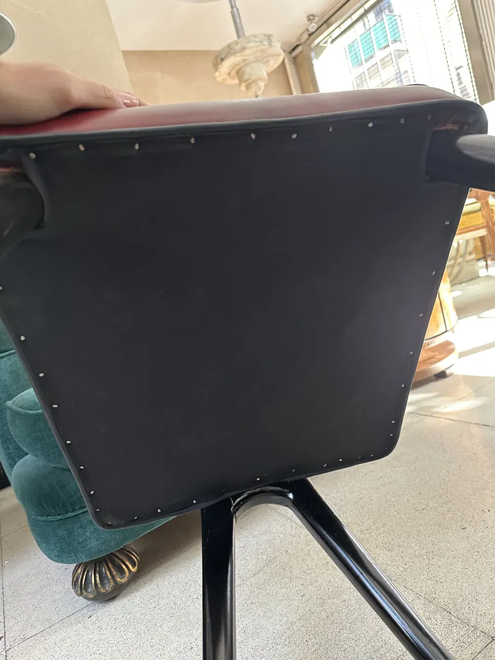 Blick auf 12 antike Stühle in einer eleganten Umgebung, die ihr klassisches Design hervorheben.