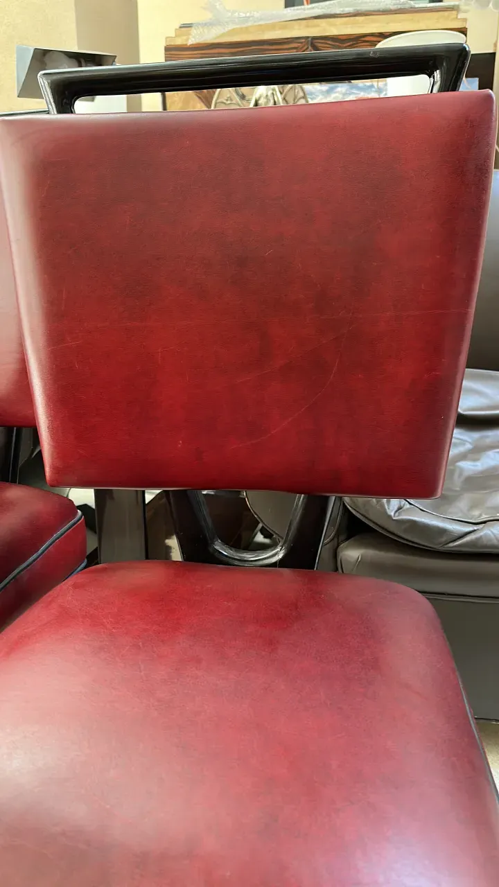 Vue de chaises anciennes de design dans un cadre moderne