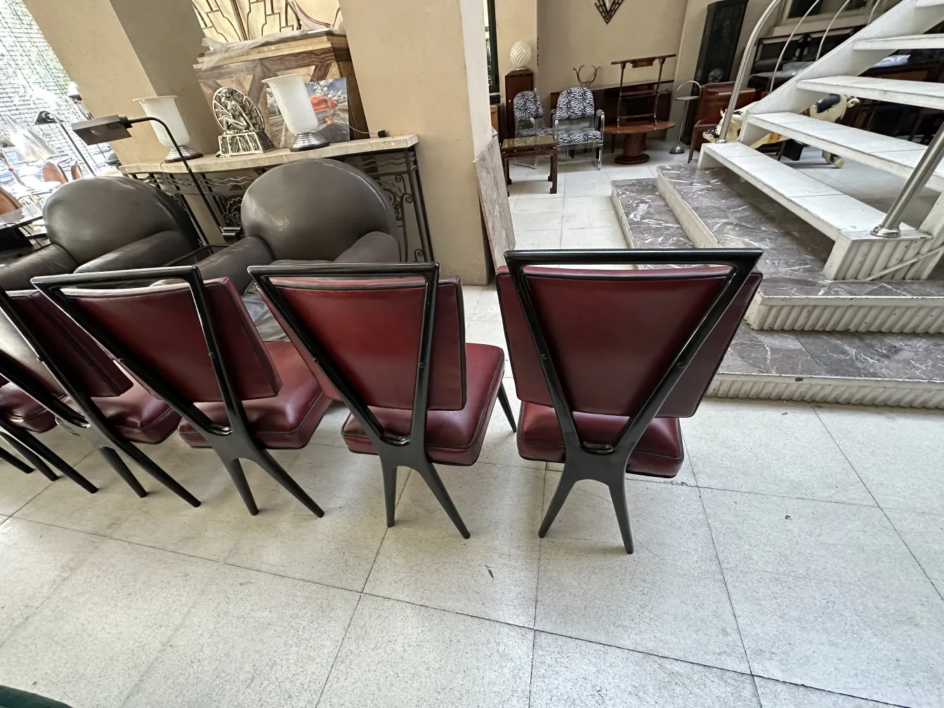 12 cadeiras antigas de design elegante em ambiente aconchegante