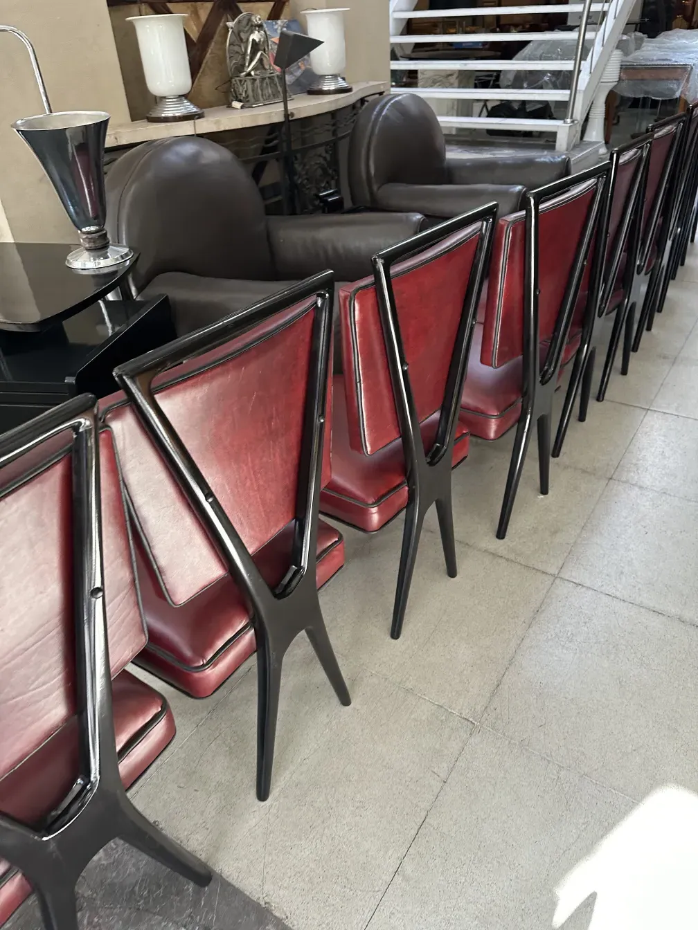 vue aérienne de 12 chaises anciennes empilées, avec sièges rouges