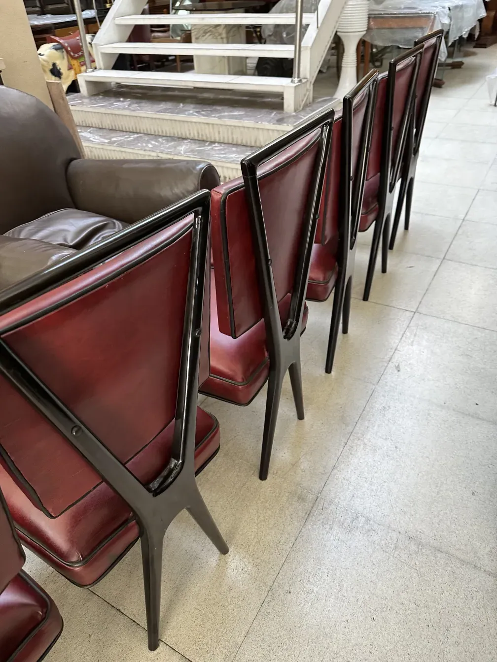 Vista de 12 cadeiras antigas empilhadas, design clássico.