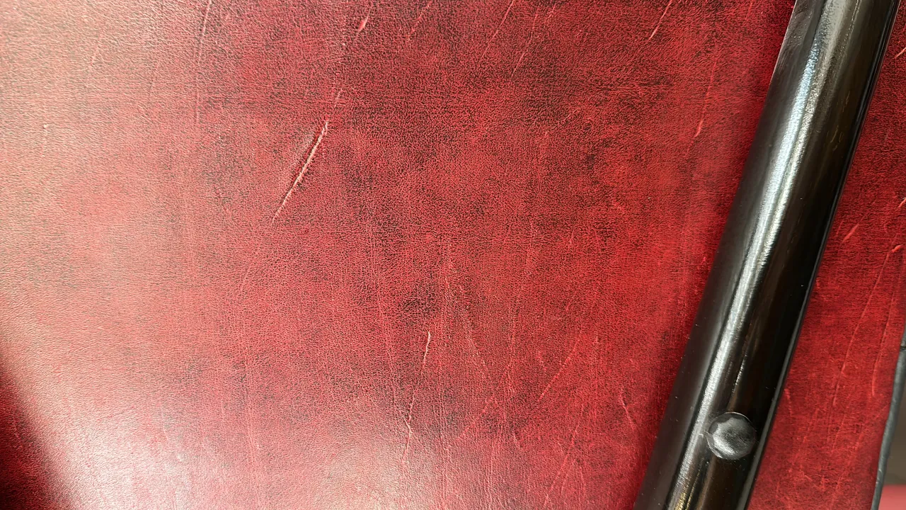 Vista de 12 cadeiras antigas com estofamento vermelho em um fundo elegante