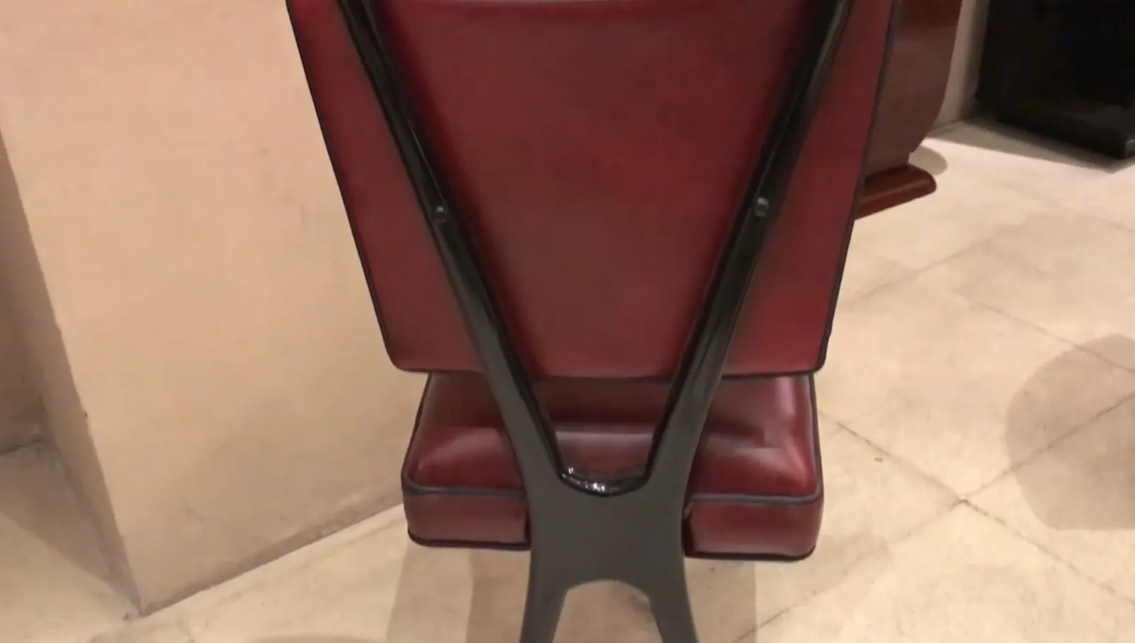 Rückansicht von 12 antiken Stühlen mit elegantem Körper und charakteristischem Rücken in einem klassischen Ambiente.