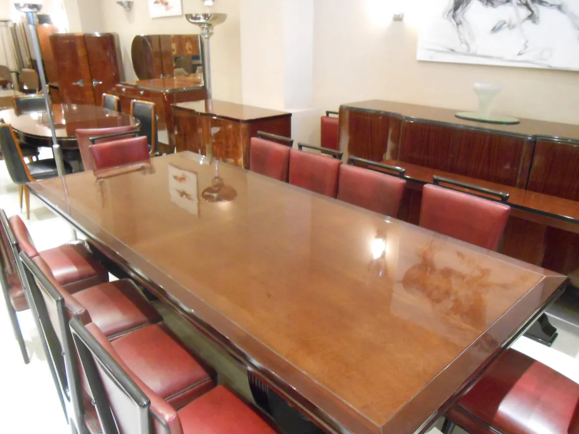 Set di 12 sedie antiche in una sala da pranzo elegante