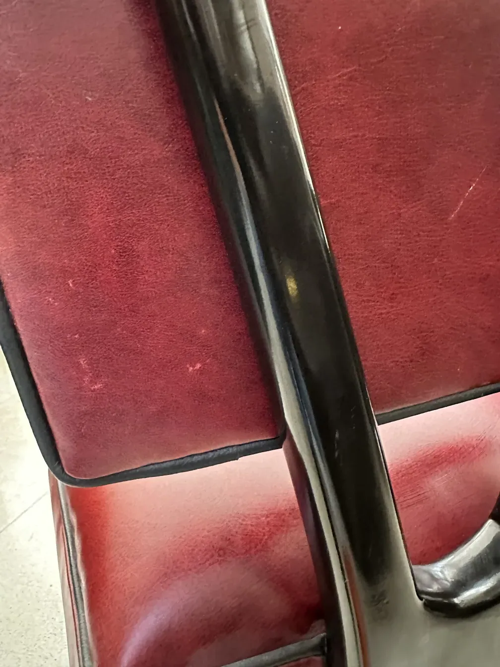 détails de 12 chaises anciennes sur fond rouge