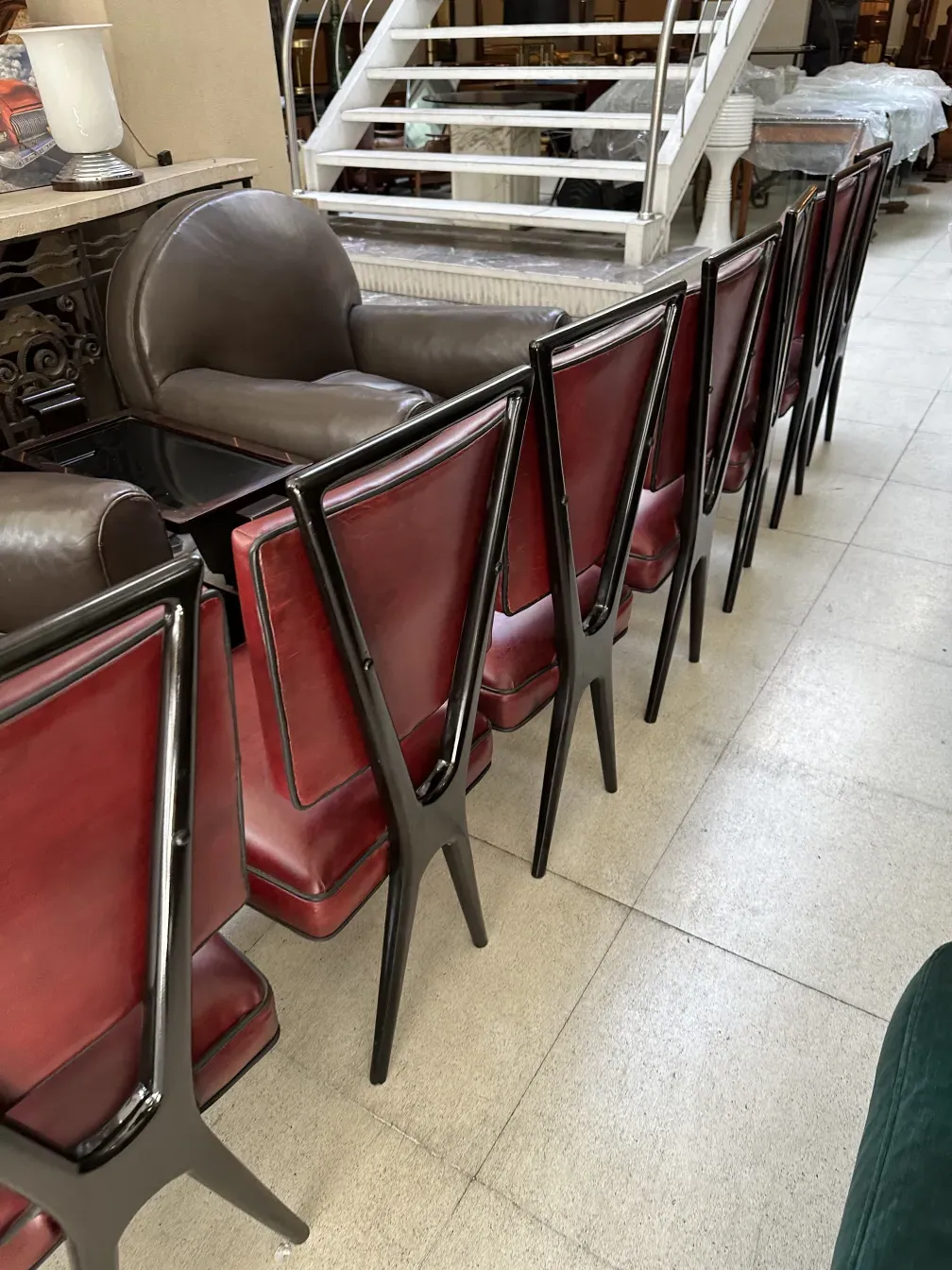 Vue de 12 chaises anciennes empilées dans un intérieur