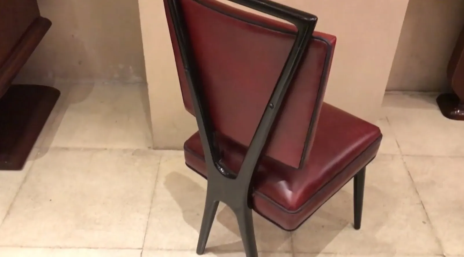 Vista posteriore di 12 sedie antiche con design stilizzato