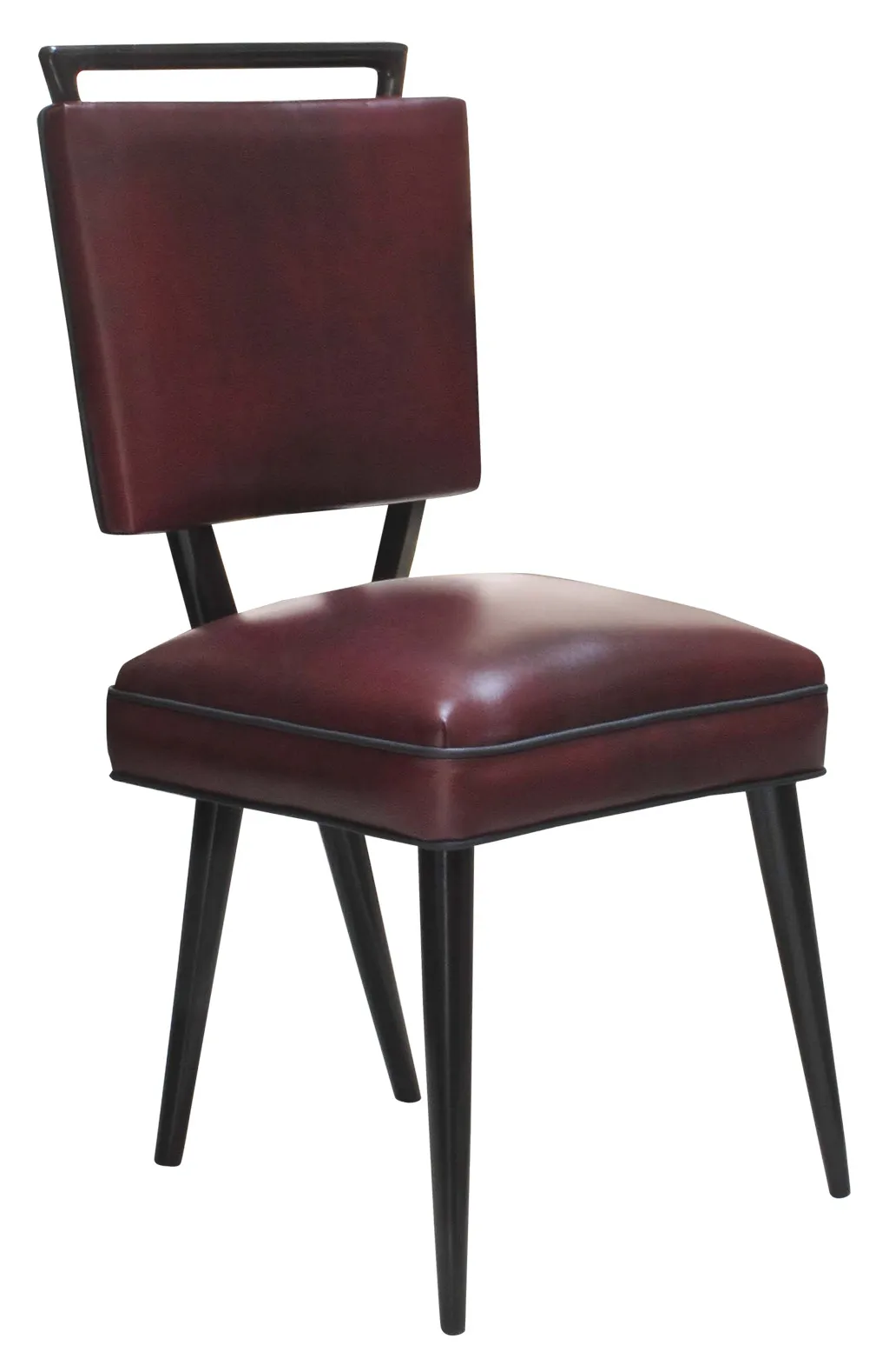 chaises anciennes au design classique dans un cadre neutre