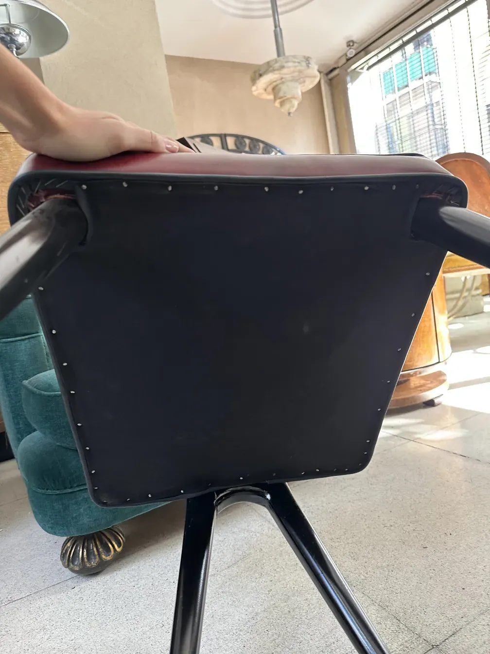 Vista di 12 sedie antiche con una finitura elegante. Una sedia in primo piano mostra dettagli del design.