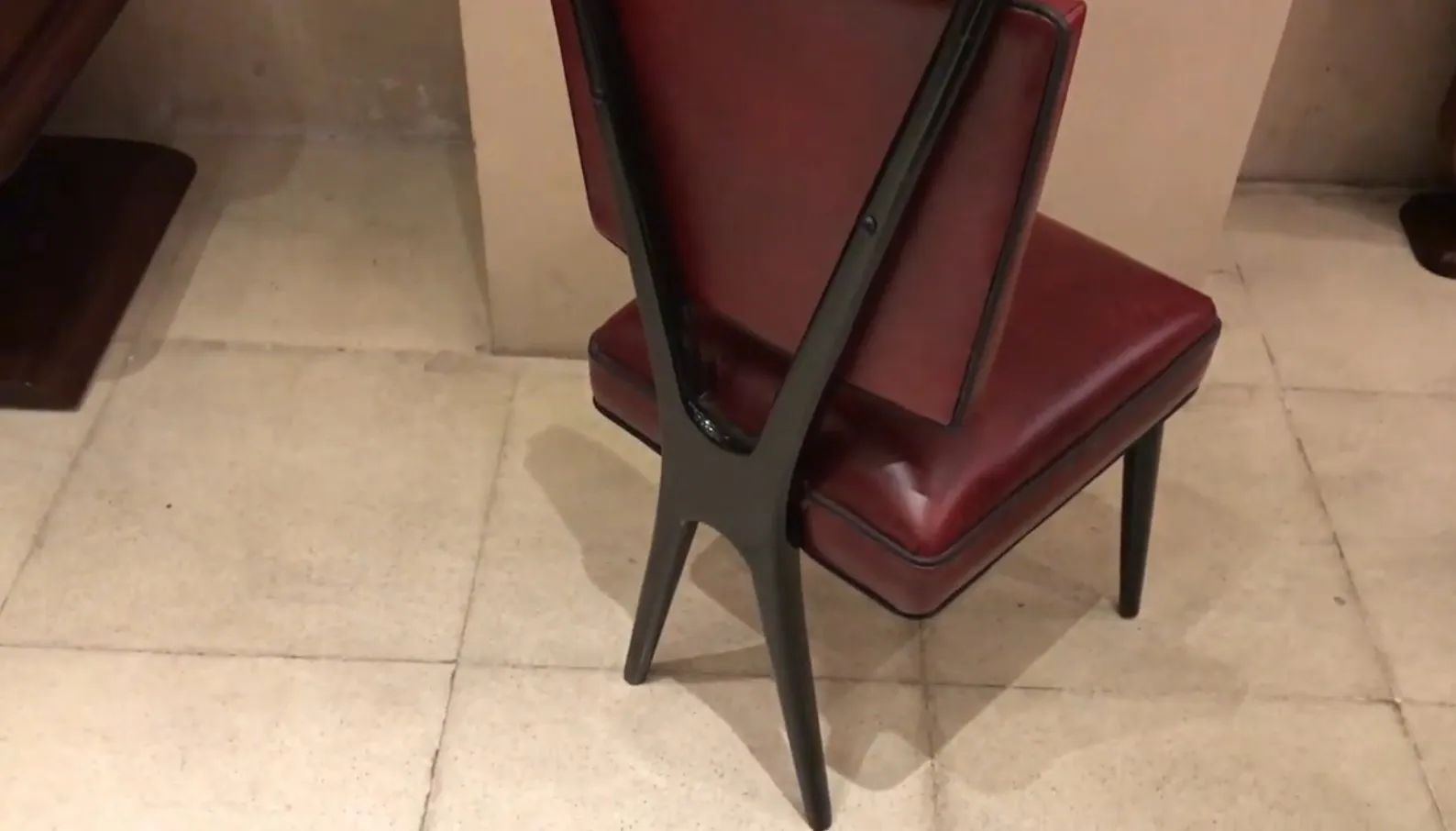 12 chaises anciennes avec un design élégant et confortable