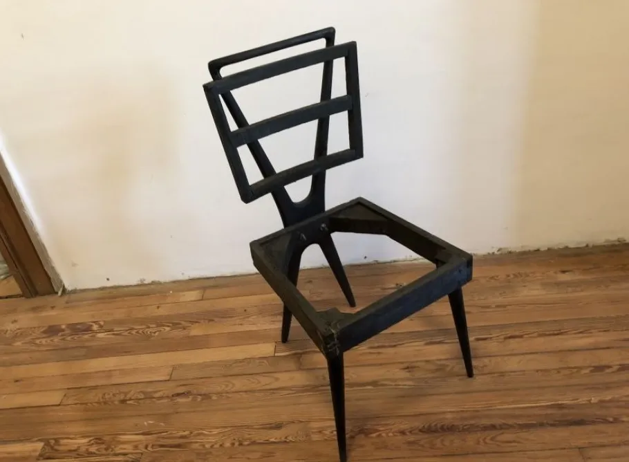 vue de 12 chaises anciennes dans un environnement simple