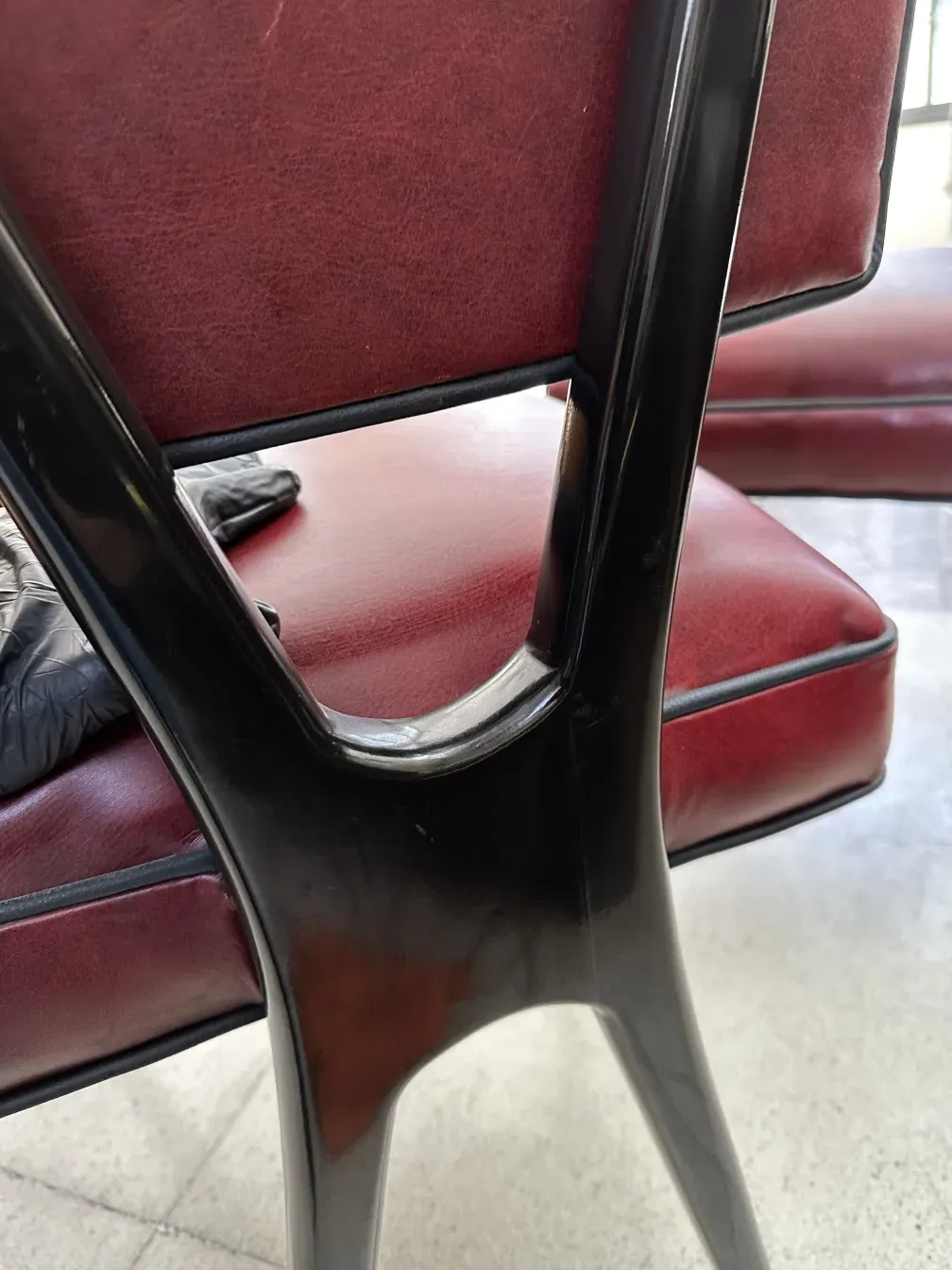 12 chaises anciennes avec rembourrage dans un cadre décoratif