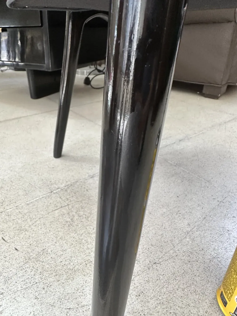 कोमल वातावरण में पुरानी कुर्सियों का दृश्य