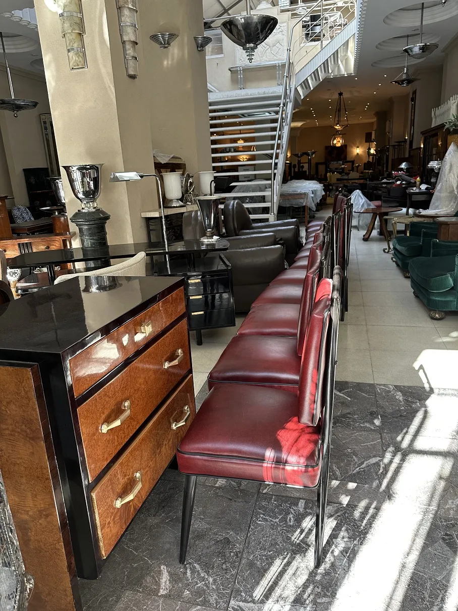 12 antike klassische Stühle in einem eleganten Ambiente