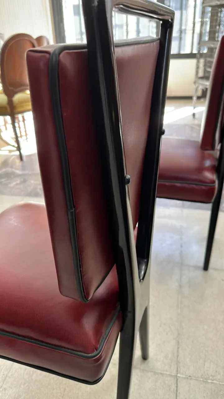 12 कुर्सियाँ प्राचीन एकत्रित, रंग दाख, एक आरामदायक वातावरण में।