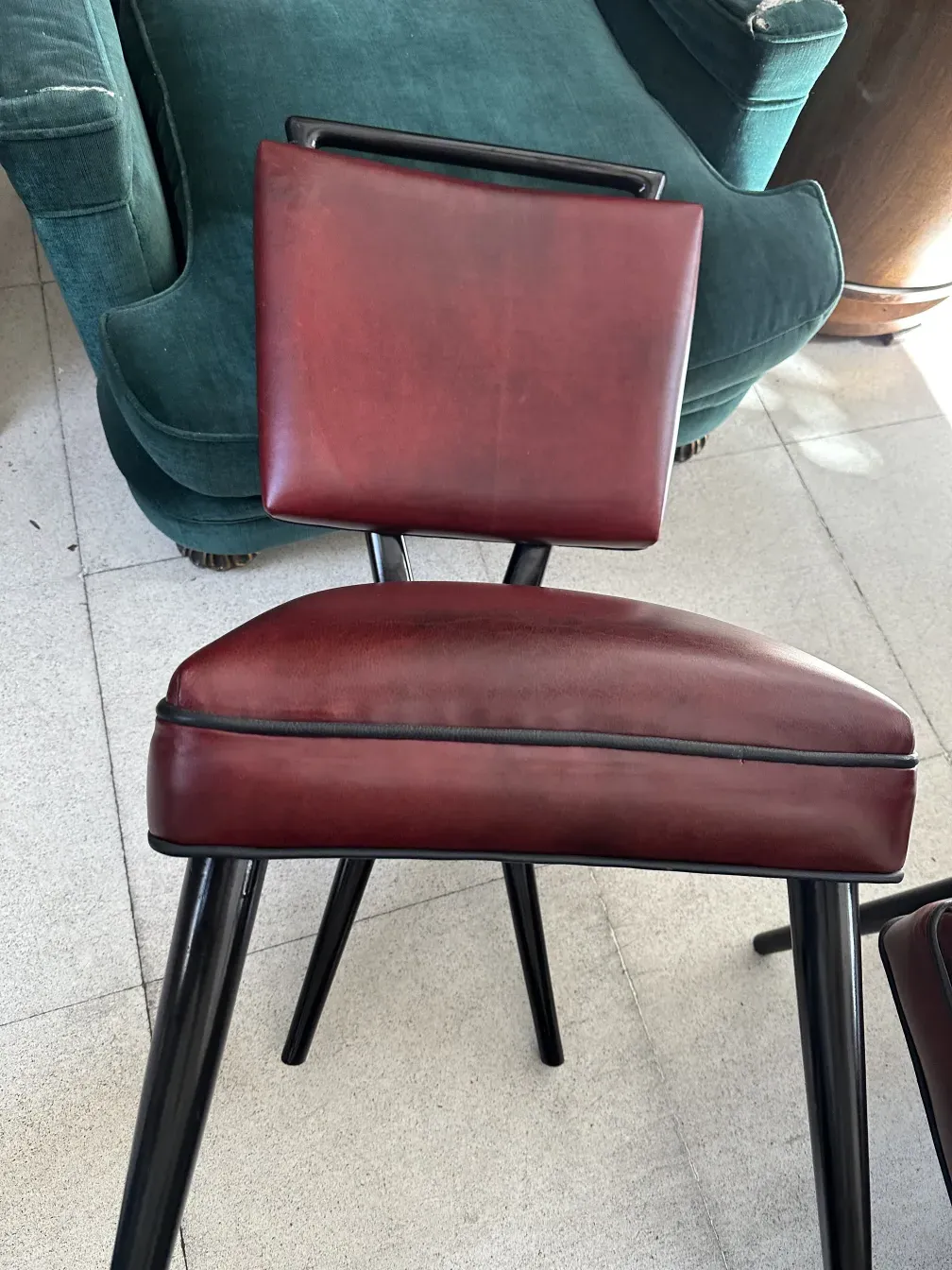 Top view of 12 antique chairs with details in the surroundings