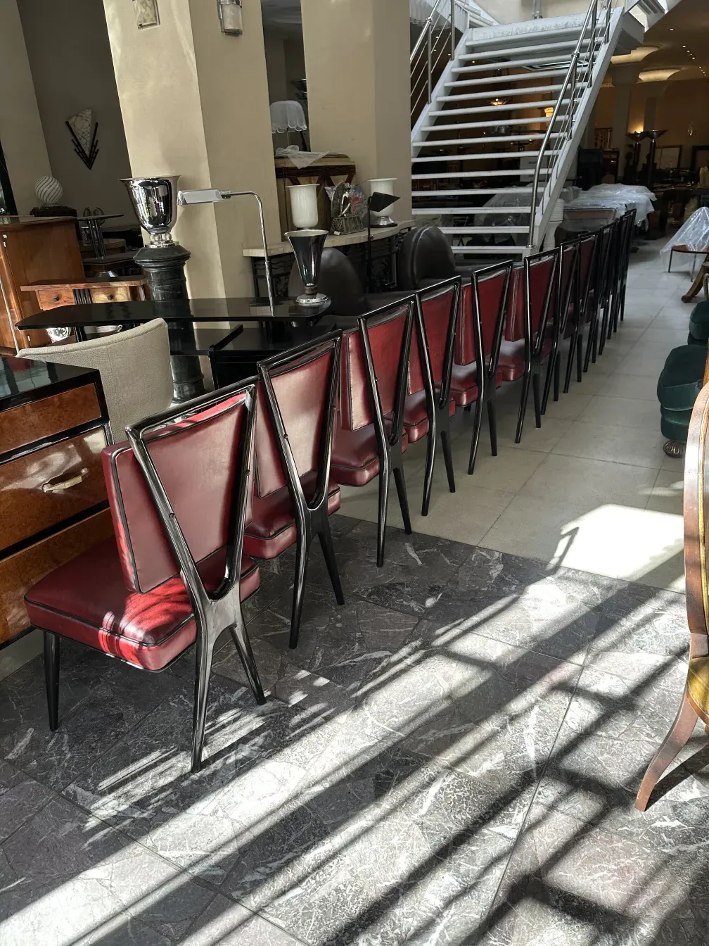 Una serie di 12 sedie antiche in un ambiente elegante