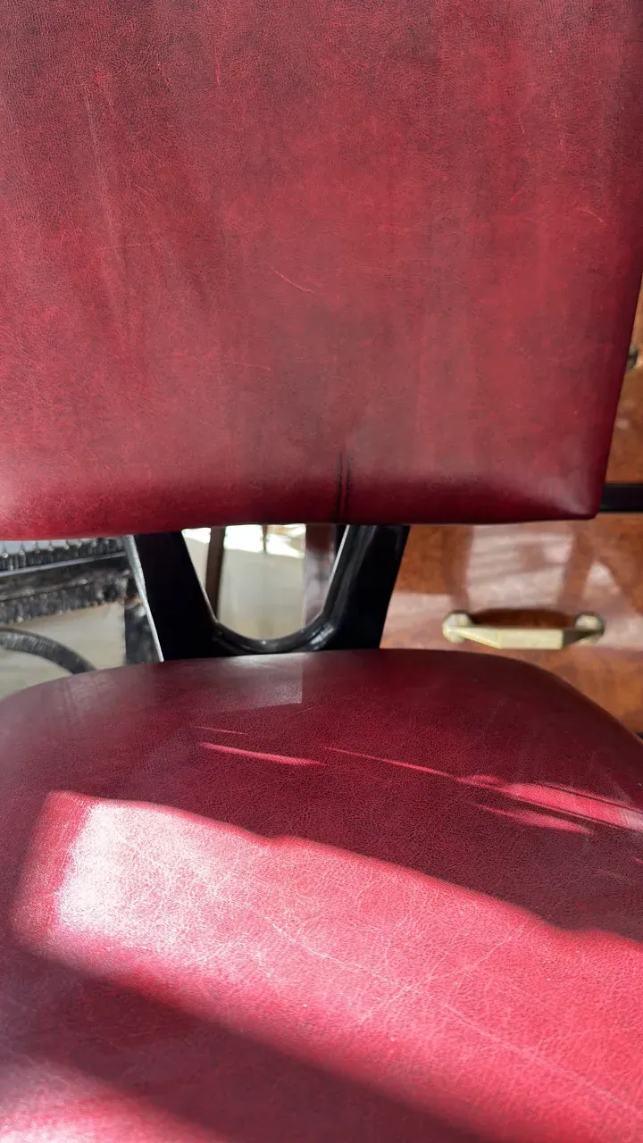 deux chaises anciennes couleur bordeaux avec un fond élégant