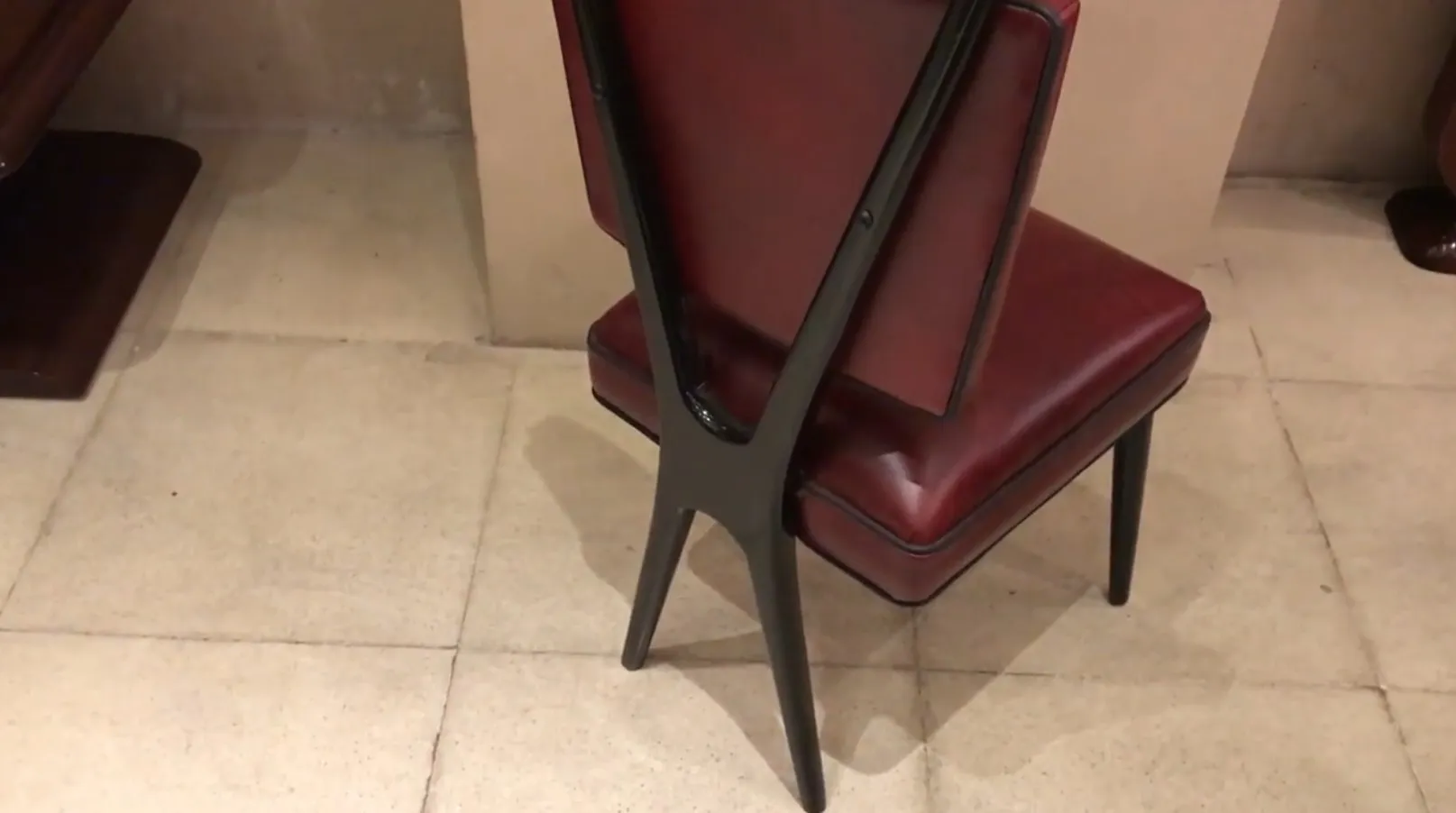 Set di 12 sedie antiche con rivestimento rosso