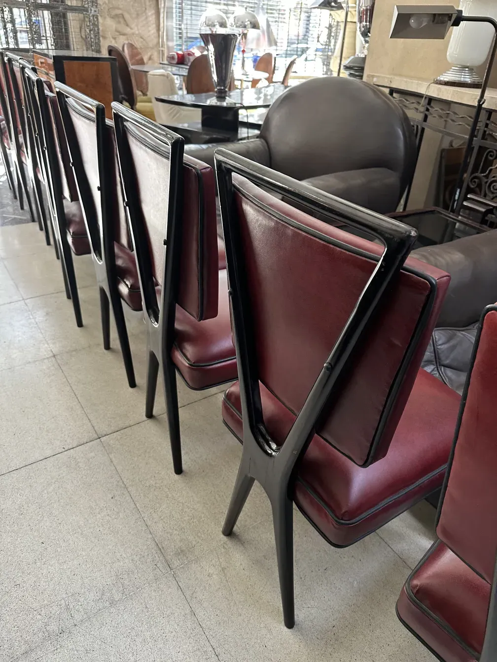 12 sedie antiche in un ambiente elegante