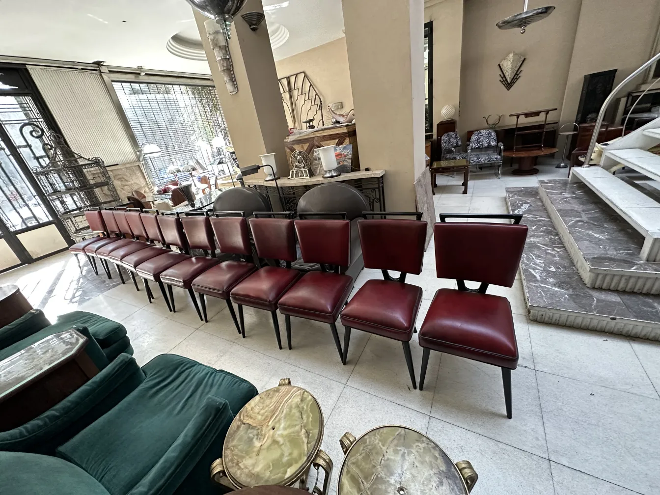 Douze chaises anciennes rouge dans un cadre antique.