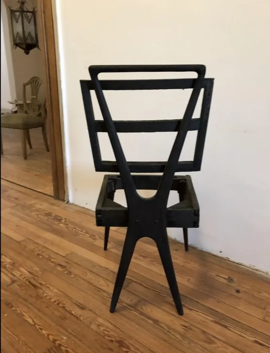 عرض جانبي لـ 12 كرسي تصميم قديم في بيئة كلاسيكية.