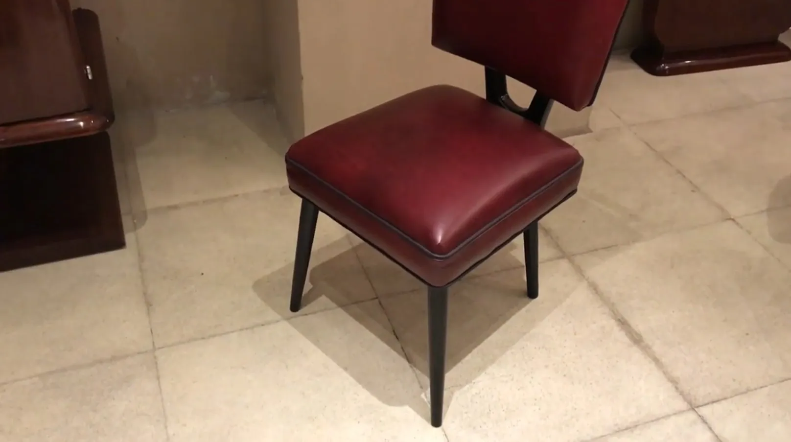 Sedia antica di colore bordeaux con gambe nere