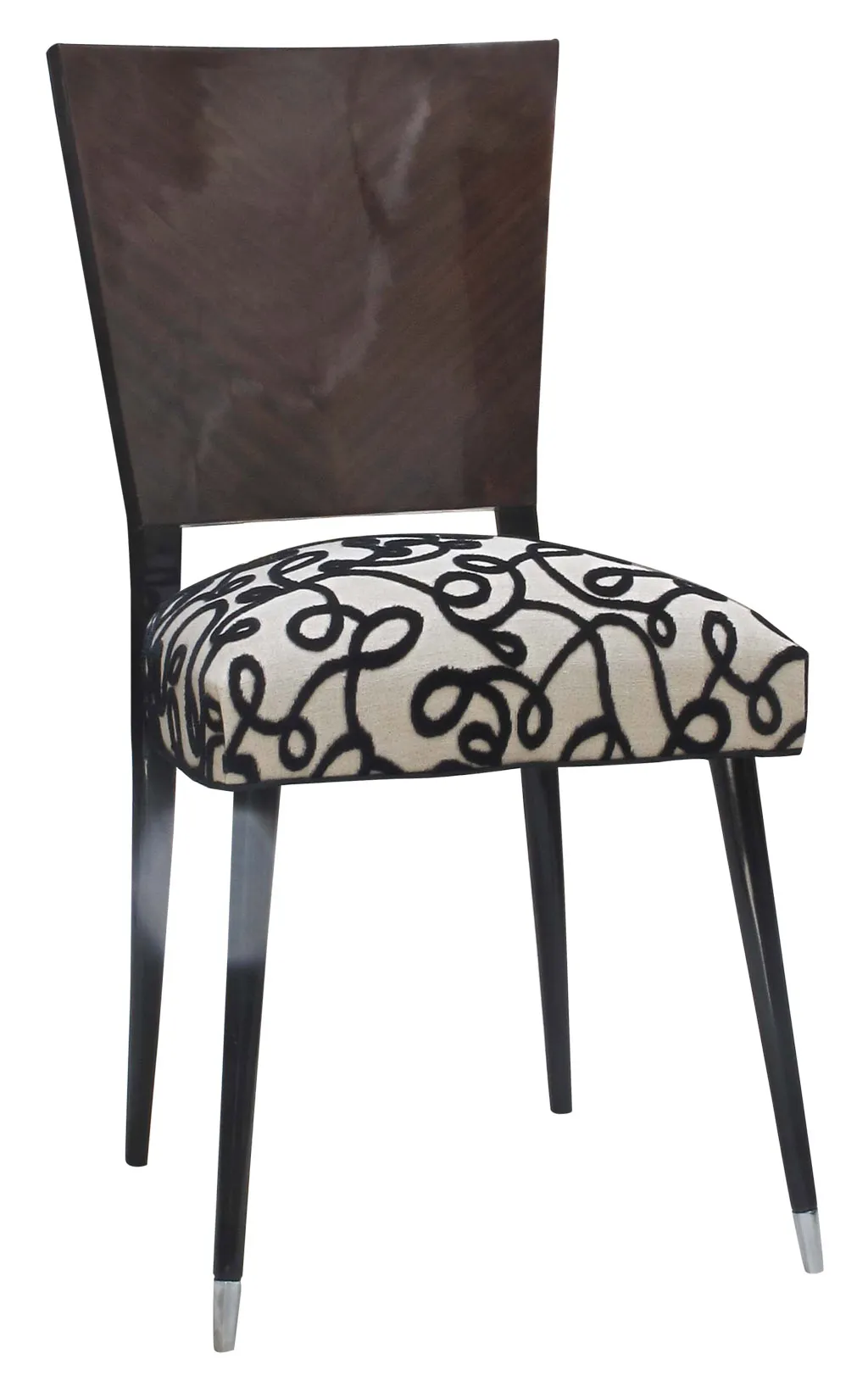 Sedia antica con schienale alto e cuscino decorativo