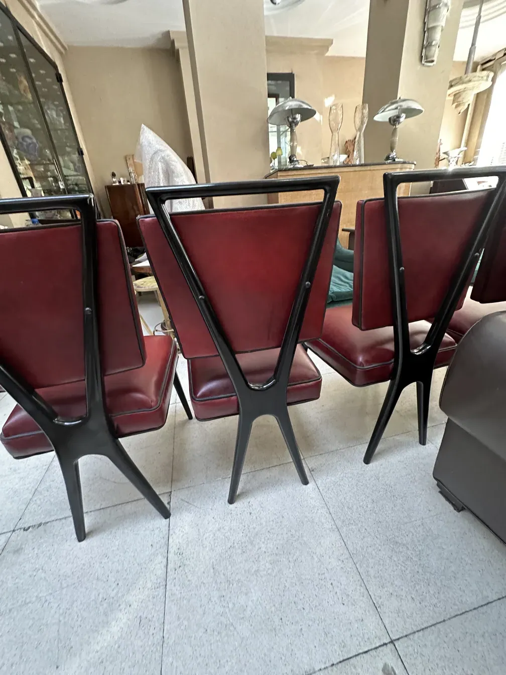 12 cadeiras antigas com design exclusivo em um ambiente sofisticado