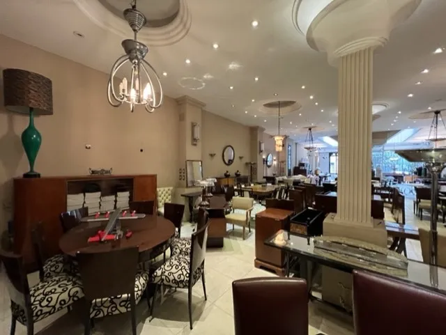 Vista de 12 sillas antiguas en un restaurante elegante