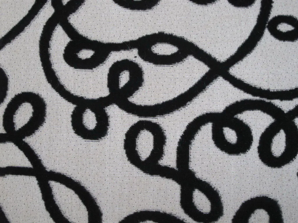 12 पुरानी कुर्सियाँ, पैटर्न और शानदार माहौल में