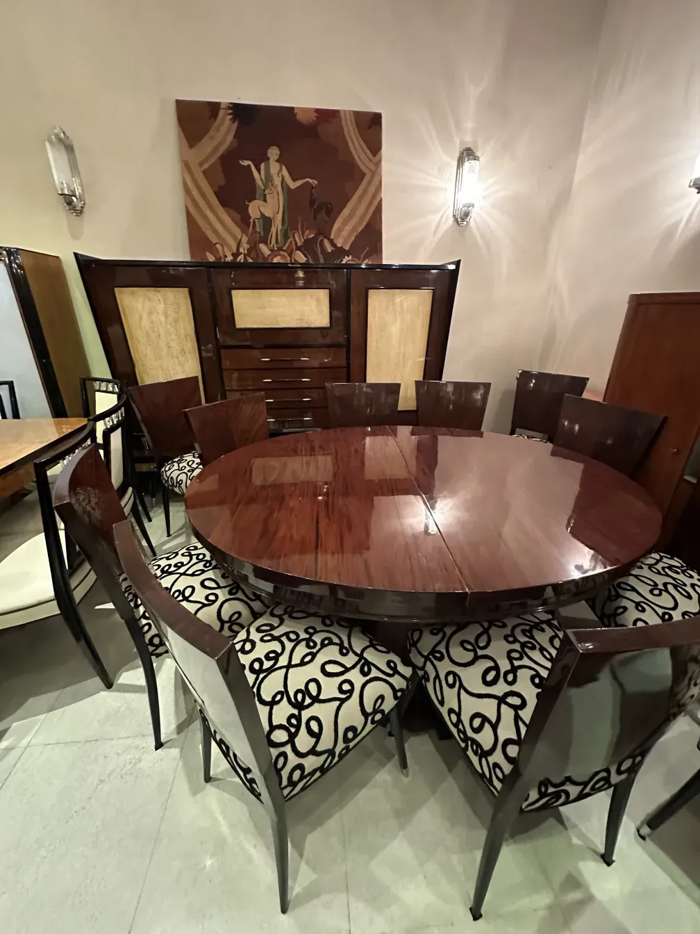 Conjunto de 12 cadeiras antigas em um ambiente aconchegante com detalhes decorativos