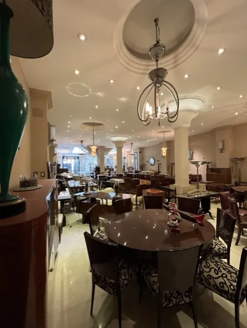 doce sillas antiguas en un restaurante elegante con mesas