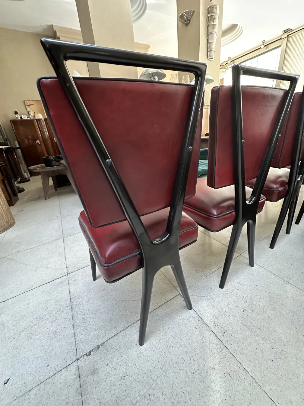 12 chaises antiques rouges avec un design distinctif