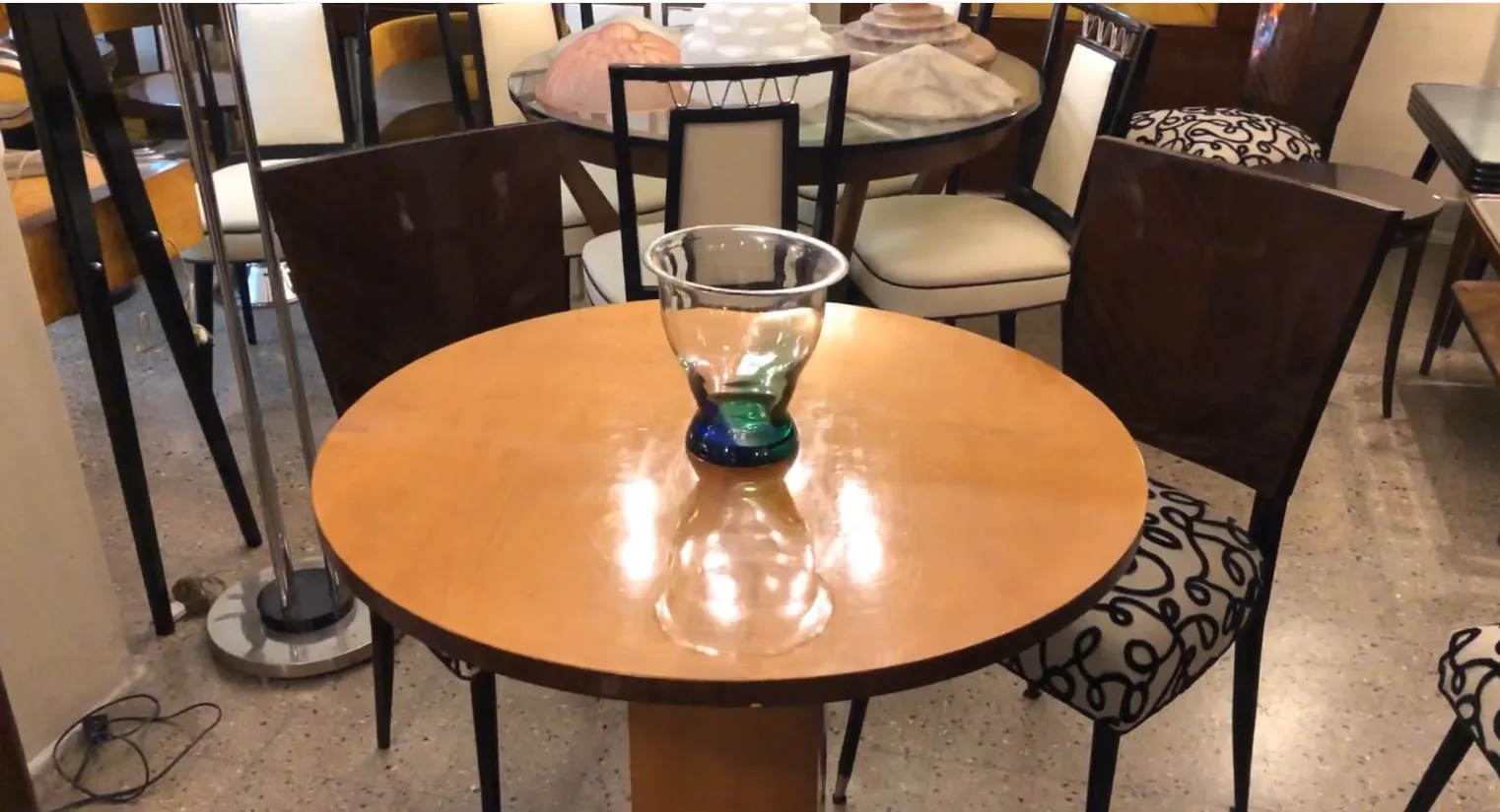 Conjunto de 12 cadeiras antigas em um ambiente aconchegante com uma mesa redonda.