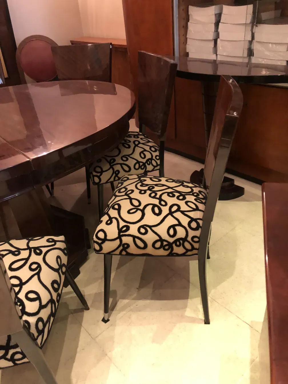 12 chaises anciennes avec un motif distinctif dans le design.