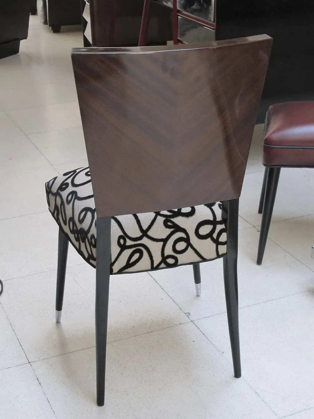 Vista posteriore di 12 sedie antiche con design distintivo