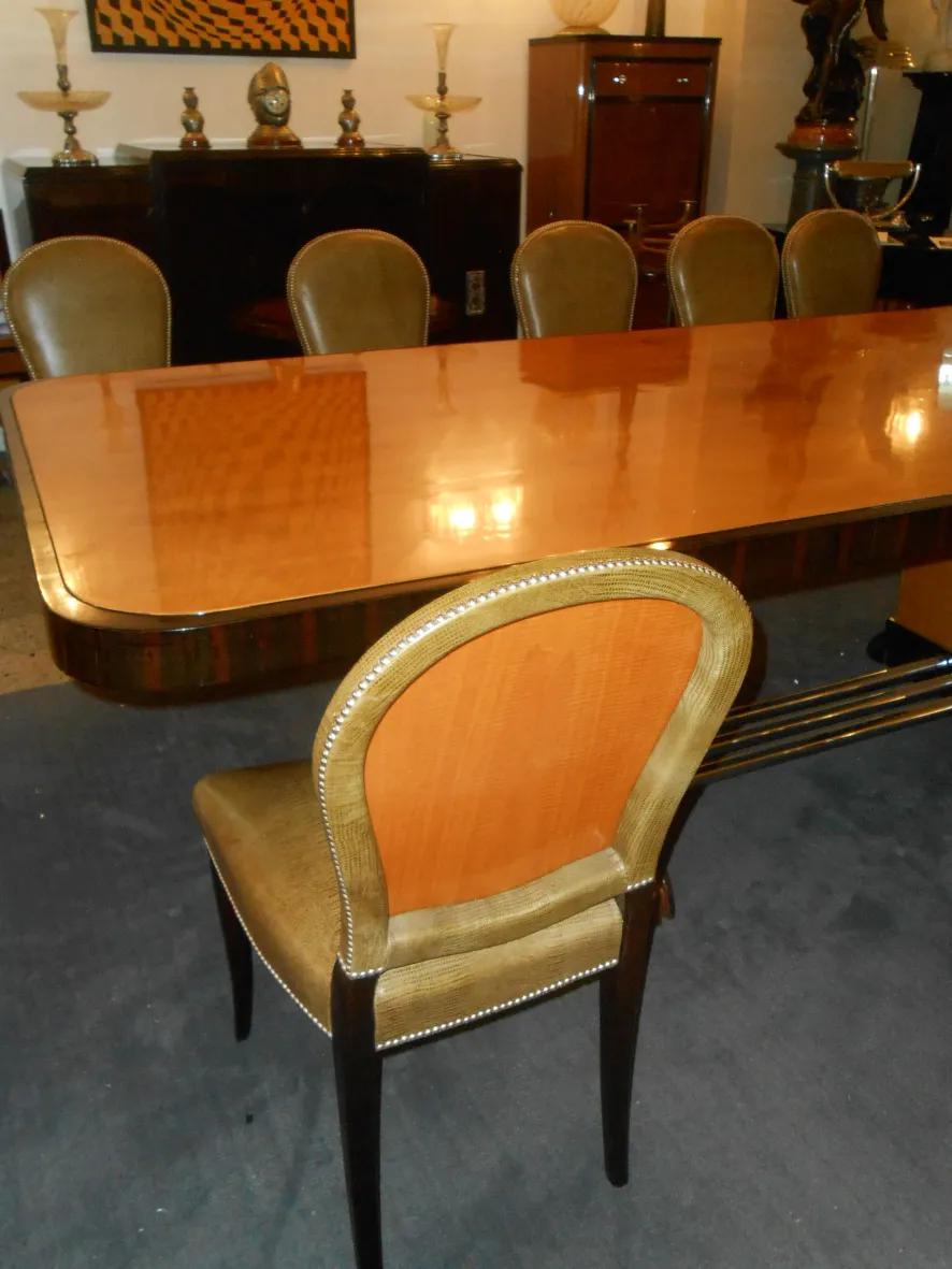 12 elegante antike Esszimmerstühle im Esszimmer