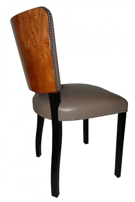 Vue latérale de 12 chaises anciennes avec dossiers uniques sur un fond clair