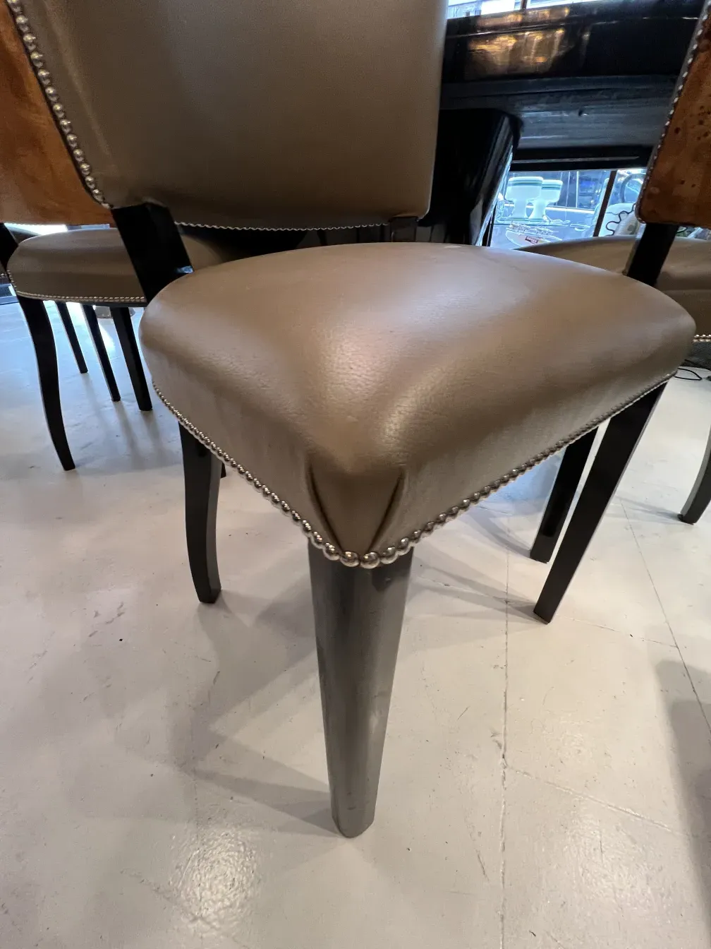 set di 12 sedie antiche in un ambiente accogliente, con dettagli decorativi