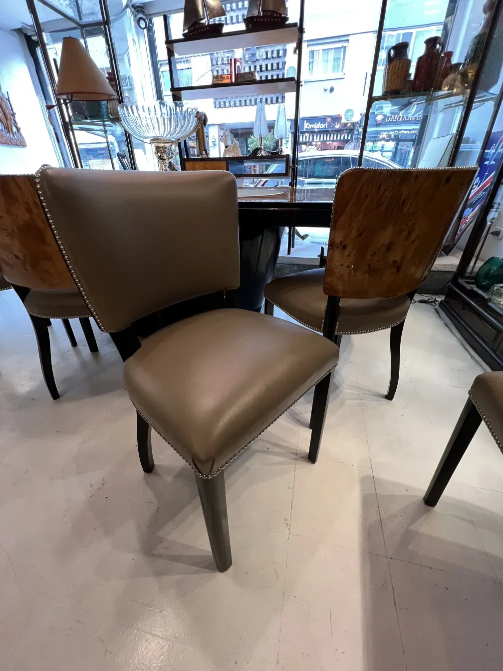 Ensemble de 12 chaises anciennes au design élégant