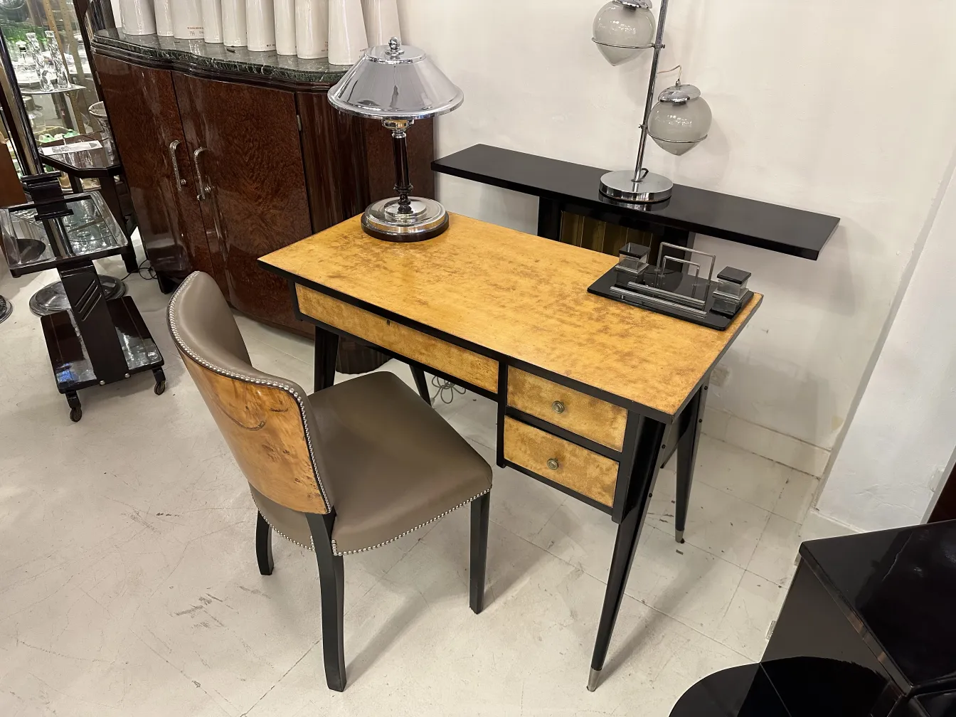 diseño de 12 sillas antiguas en entorno elegante, con lámpara