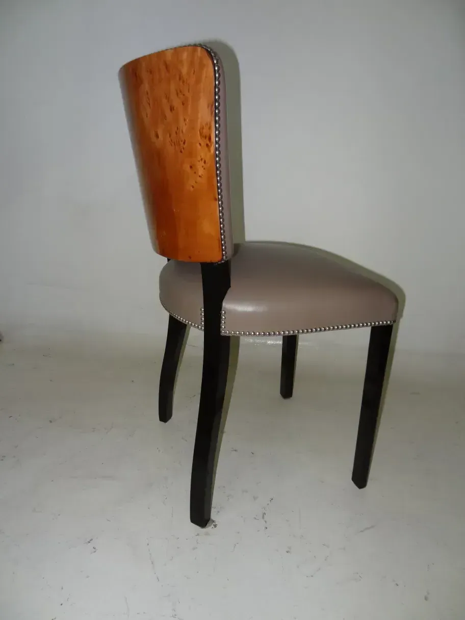 Sedie antiche con design unico in un ambiente minimalista